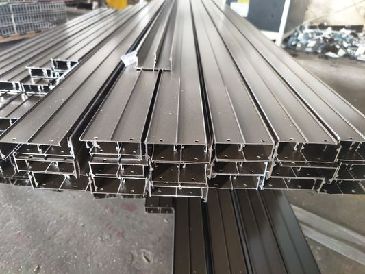 Profile aluminiowe do okien skrzynkowych w RPA, malowane proszkowo na biało